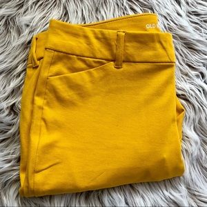 NWOT Pixie cut chinos in glorious yellow!
